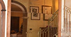 Armadio a specchio per ingresso in legno su misura